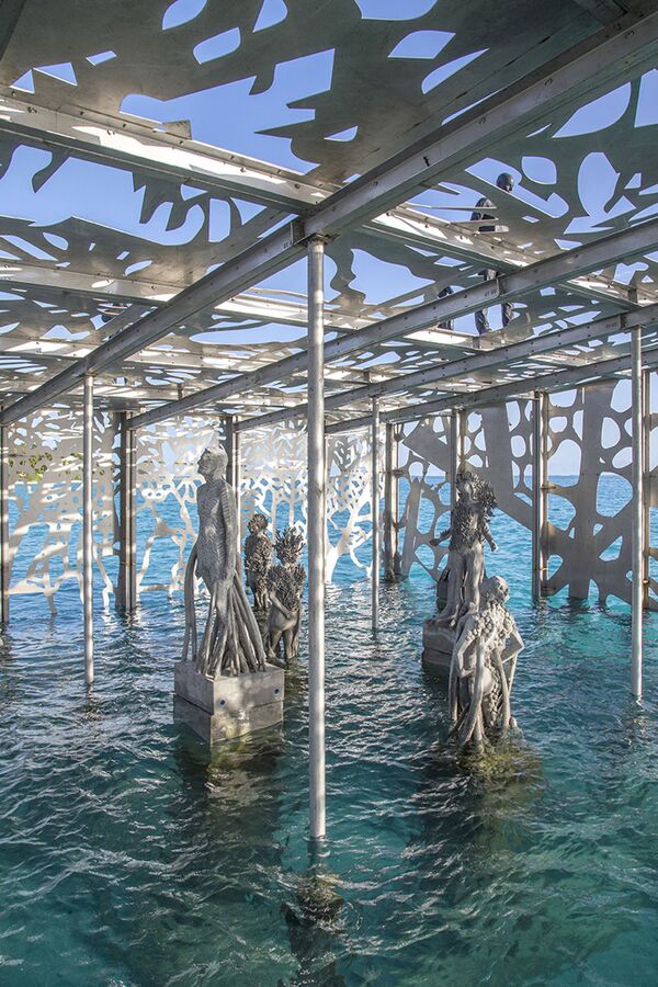 Obras semissubmersas nas Maldivas, dentro da galeria Coralarium, do escultor britânico Jason deCaires Taylor - Sputnik Brasil