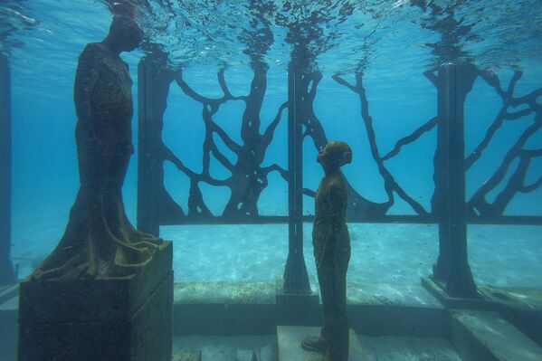 Esculturas de arte dentro da galeria Coralarium, do escultor britânico Jason deCaires Taylor, nas Maldivas - Sputnik Brasil