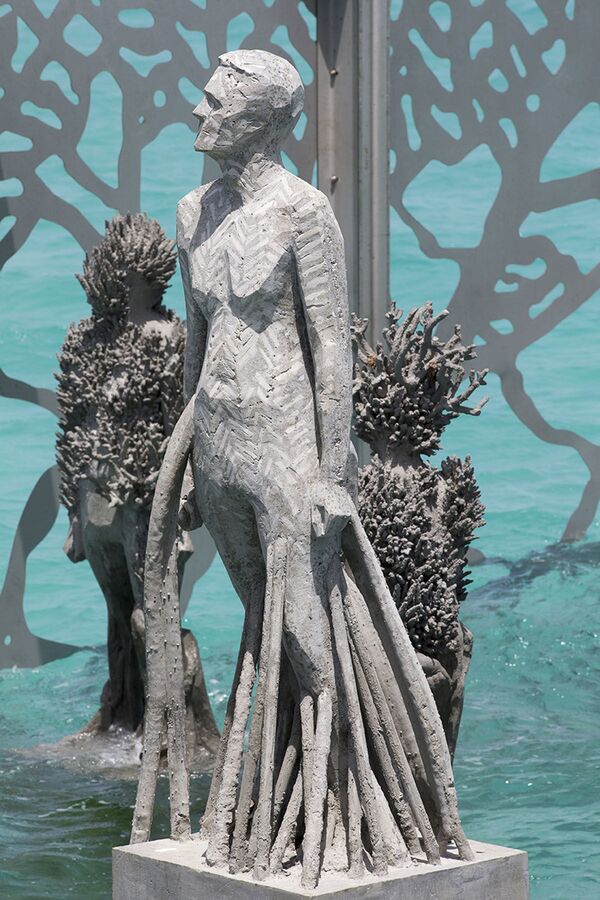 Obra exposta nas Maldivas, dentro da galeria Coralarium, do escultor britânico Jason deCaires Taylor - Sputnik Brasil