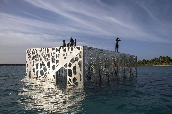 Galeria de arte subaquática, em forma de cubo e com seis metros de altura, criada pelo escultor britânico Jason deCaires Taylor, nas ilhas Maldivas - Sputnik Brasil