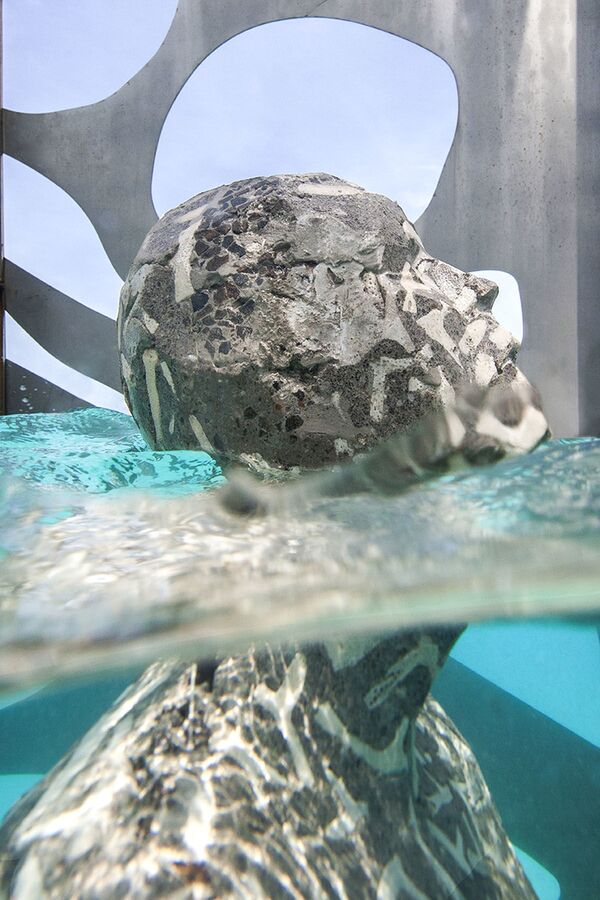 Obra de arte semissubmersa dentro da galeria construída pelo escultor Jason deCaires Taylor, nas Maldivas - Sputnik Brasil