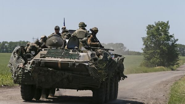 As forças da segurança ucranianas apoiadas por veículos blindados perto da cidade de Donetsk, junho de 2015 - Sputnik Brasil