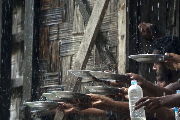 Migrantes coletam água de chuva em abrigo temporário em Mianmar - Sputnik Brasil