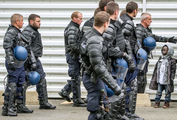 Polícia francesa dispersa imigrantes ilegais - Sputnik Brasil