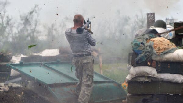 Militar ucraniano dispara de lançador de granadas em Donetsk - Sputnik Brasil