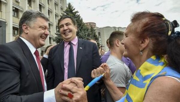 Presidente da Ucrânia, Pyotr Poroshenko, e novo governador da região de Odessa, o georgiano Mikheil Saakashvili - Sputnik Brasil