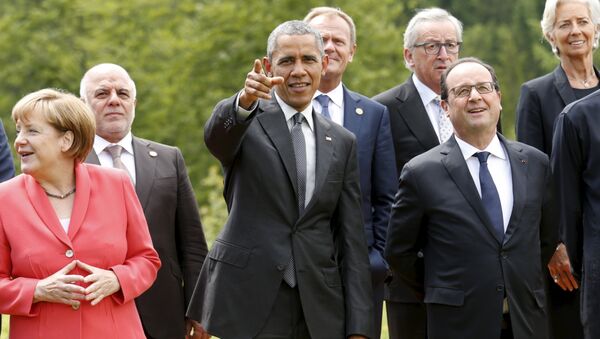 German Chancellor Angela Merkel, U.S. President Barack Obama and French President Francois Hollande occupy the front row as they take part in a leaders and outreach guests group photo at the Group of Seven (G7) Summit in the Bavarian town of Kruen, Germany June 8, 2015. - Sputnik Brasil