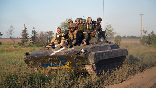 Soldados ucranianos durante patrulhamento nas proximidades do aeroporto de Donetsk no último domingo (7) - Sputnik Brasil