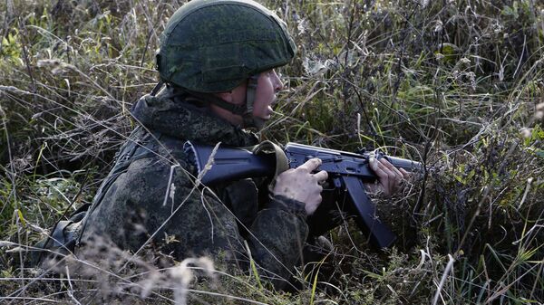Militar russo monta emboscada no âmbito dos exercícios das Tropas Aerotransportadas do Exército russo - Sputnik Brasil