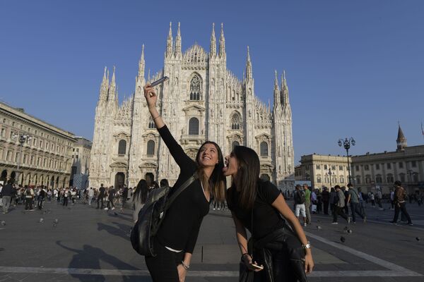 Turistas tiram selfie perto da Catedral de Milão, Itália - Sputnik Brasil