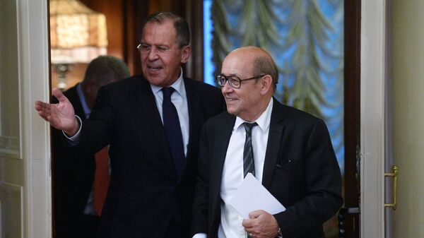 O chanceler russo, Sergei Lavrov, com o ministro das Relações Exteriores da França, Jean-Yves Le Drian, em Moscou (arquivo) - Sputnik Brasil