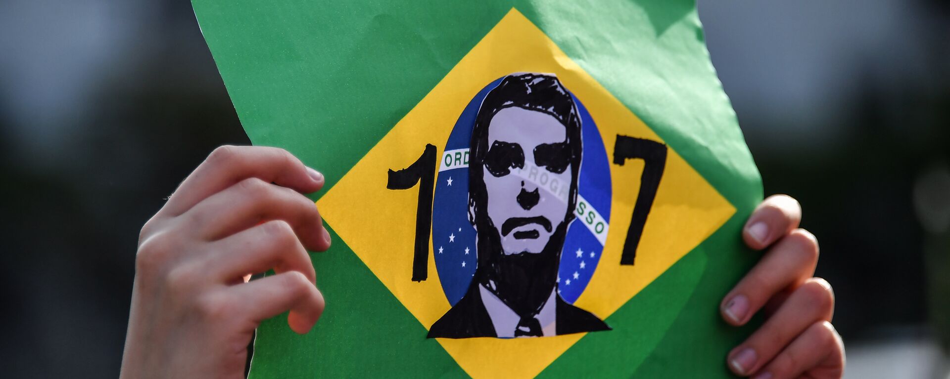 Simpatizante exibe homenagem a Jair Bolsonaro, candidato à presidência do Brasil pelo PSL, durante ato em frente ao hospital Albert Einstein, em São Paulo - Sputnik Brasil, 1920, 28.09.2018