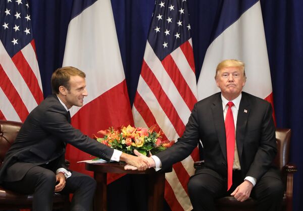 O presidente da França Emmanuel Macron apertando a mão ao homólogo norte-americano Donald Trump durante seu encontro em Nova York. - Sputnik Brasil
