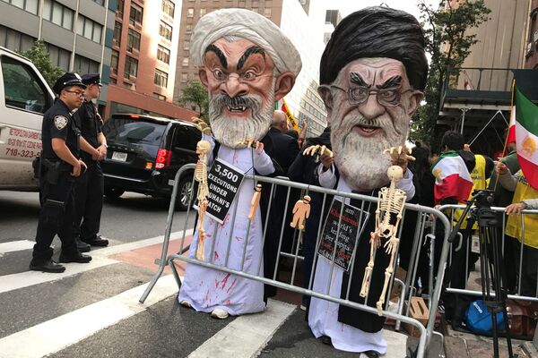 Pessoas usando máscaras do aiatolá Ali Khamenei e do presidente iraniano Hassan Rouhani protestando contra a política do Irã, em Nova York. - Sputnik Brasil