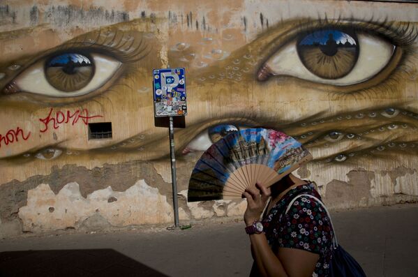 Mulher caminha junto ao mural do artista de rua britânico My Dog Sighs, no bairro de Trastevere, Roma. - Sputnik Brasil