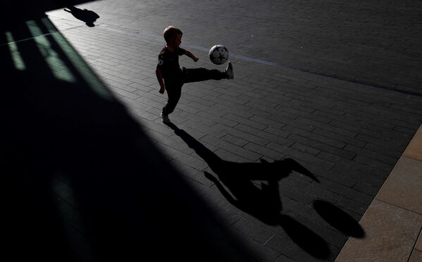 Criança jogando futebol perto do Royal Festival Hall, em Londres, antes da cerimônia de entrega do prêmio The Best FIFA. - Sputnik Brasil