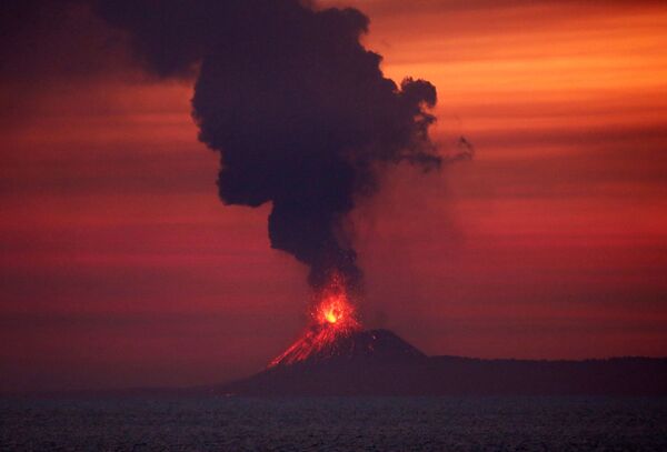 Vulcão Anak Krakatau no oceano Índico. - Sputnik Brasil