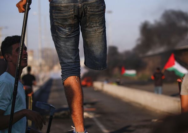 Palestino com perna amputada durante protestos na fronteira entre Israel e Faixa de Gaza. - Sputnik Brasil