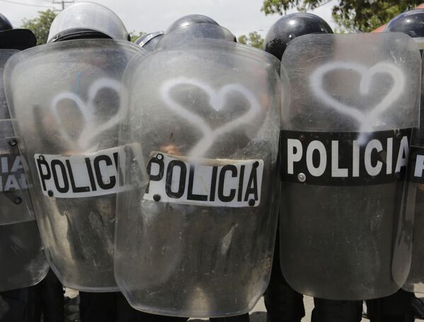 Grafites em forma de corações nos escudos de policiais feitos por ativistas durante protestos contra o governo do presidente da Nicarágua, Daniel Ortega, em Manágua. - Sputnik Brasil