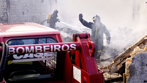 Bombeiros lutam contra incêndio em uma fábrica de têxteis em São Paulo em 31 de maio de 2005 - Sputnik Brasil