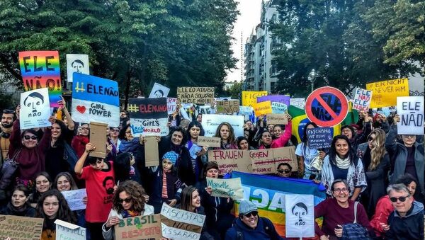 Grupo de manifestantes em Berlim, Alemanha, participa de protesto de Mulheres Contra Bolsonaro. - Sputnik Brasil