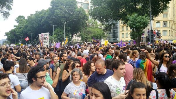 Centenas de pessoas se reuniram na Cinelândia, no Rio de Janeiro, em ato contra Bolsonaro - Sputnik Brasil