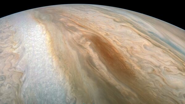Barcaça marrom de Júpiter – região de ciclones fotografada pela sonda da NASA - Sputnik Brasil