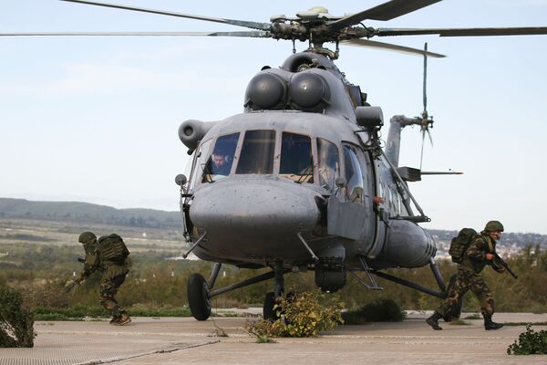 Militares saltam do helicóptero Mi-8AMTSh durante exercícios conjuntos militares entre Tropas Aerotransportadas russas e  Forças de Operações Especiais bielorrussas - Sputnik Brasil