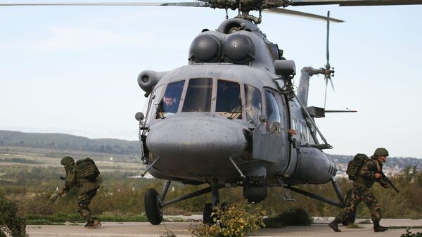 Militares saltam do helicóptero Mi-8AMTSh durante exercícios conjuntos militares entre Tropas Aerotransportadas russas e  Forças de Operações Especiais bielorrussas - Sputnik Brasil