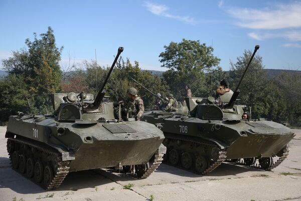 Militares no tanque BMD-2 durante exercícios conjunto militares entre Tropas Aerotransportadas russas e Forças de Operações Especiais bielorrussas - Sputnik Brasil