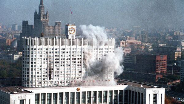 Prédio do governo de Moscou pegou fogo quando as tropas do governo o atacaram, em outubro de 1993 - Sputnik Brasil