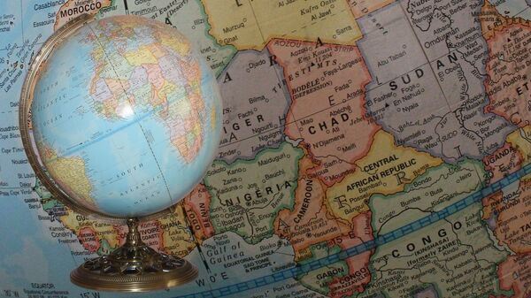 Globo terrestre e mapa da África (foto de arquivo) - Sputnik Brasil