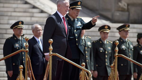 O secretário de Defesa dos EUA, Jim Mattis e o ministro da Defesa da China, Wei Fenghe juntos durante uma cerimônia de boas-vindas no Edifício Bayi, em Pequim - Sputnik Brasil