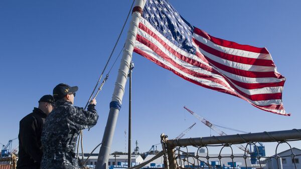 Marinheiros americanos designados para o destróier de classe Arleigh Burke, USS John S. McCain, abaixam o mastro enquanto o navio se dirige para uma patrulha de rotina na região Indo-Ásia-Pacífico - Sputnik Brasil