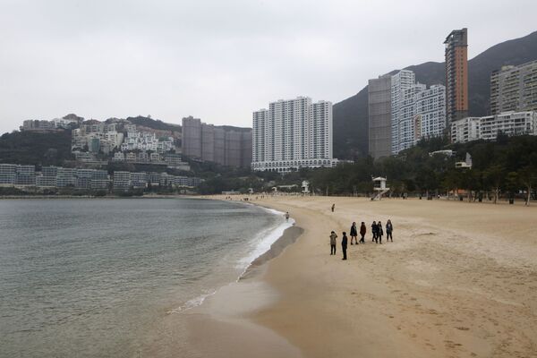 Praia Repulse Bay, Hong Kong. Na praia os turistas podem encontrar peixes mortos, mas o pior é outra coisa. As fábricas situadas por perto despejam substâncias químicas na água, o que leva ao surgimento de bactérias e algas tóxicas - Sputnik Brasil