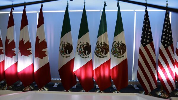 Bandeiras nacionais representando o Canadá, o México e os EUA são iluminadas por luzes do palco do Acordo de Livre Comércio da América do Norte, NAFTA, renegociações na Cidade do México. - Sputnik Brasil