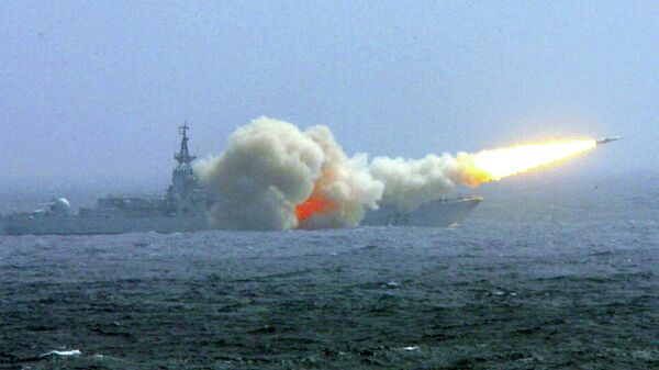 Destróier da Marinha da China lança um míssil durante manobras no mar do Sul da China (foto de arquivo) - Sputnik Brasil