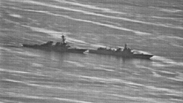 Destróier USS Decatur e navio de guerra chinês Luyang no mar do Sul da China, em 30 de setembro de 2018 - Sputnik Brasil