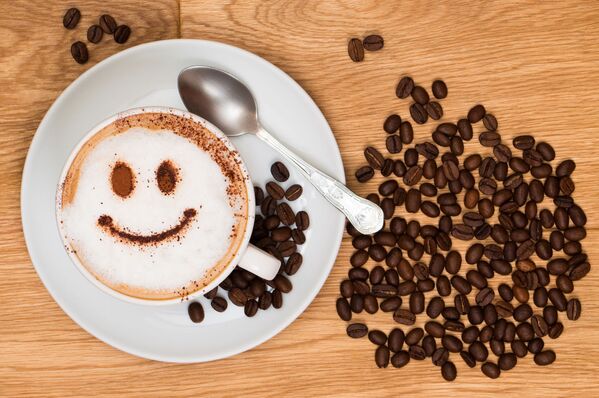 Uma xícara de café com carinha feliz desenhada - Sputnik Brasil