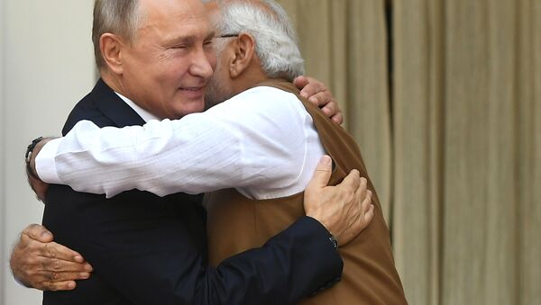 Presidente russo, Vladimir Putin, e premiê indiano, Narendra Modi, se abraçam durante um encontro bilateral em Nova Deli, em 5 de outubro de 2018 - Sputnik Brasil