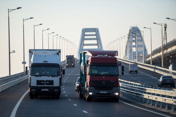 Caminhões passam pela Ponte da Crimeia, onde recentemente foram levantadas as restrições para veículos pesados - Sputnik Brasil