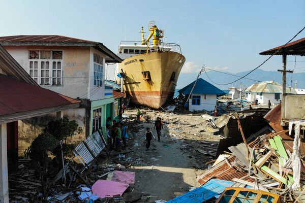 Balsa jogada à costa na sequência de terremoto e tsunami na ilha de Sulawesi, na Indonésia - Sputnik Brasil