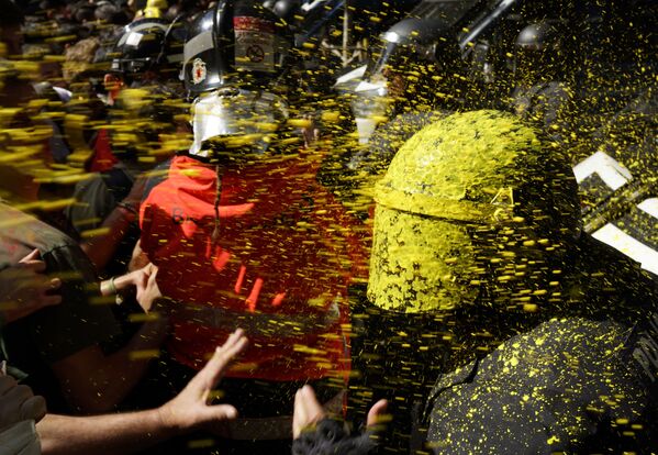 Apoiantes da independência catalã se confrontam com a polícia em Barcelona, na Espanha - Sputnik Brasil