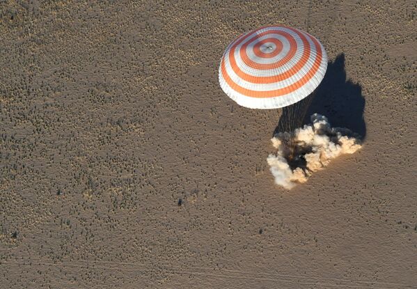 Aparelho da espaçonave Soyuz MS-08 desce para a Terra - Sputnik Brasil
