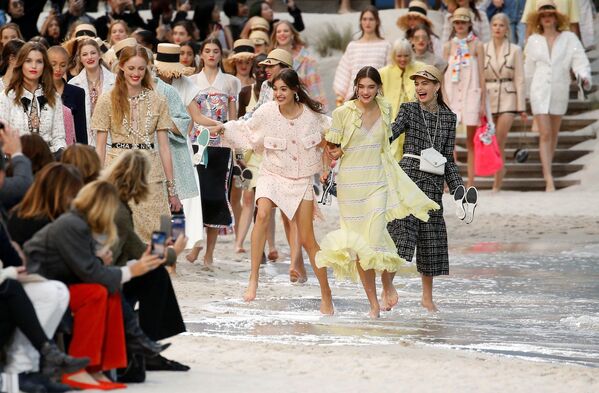 Modelos apresentam coleção do designer Karl Lagerfeld durante a semana de moda em Paris - Sputnik Brasil