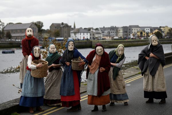 Atores do grupo teatral Brú Theatre, representando a comunidade de pescadores datada de 100 anos atrás, se apresentam no cais da cidade islandesa de Galway - Sputnik Brasil