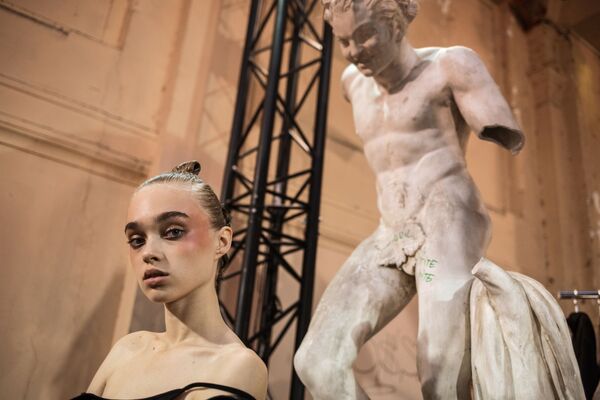 Modelo se prepara para apresentar uma peça da coleção do designer russo Valentin Yudashkin, durante a semana de Moda em Paris - Sputnik Brasil