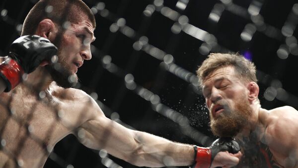 Khabib Nurmagomedov derruba Conor McGregor durante o combate pelo título de campeão peso-leve do UFC, 6 de outubro de 2018 - Sputnik Brasil