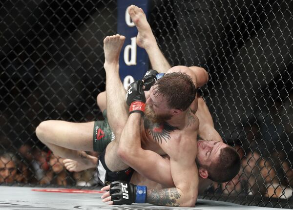 Khabib vence Iaquinta e é o novo campeão peso-leve do UFC