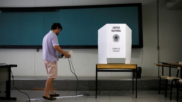 Funcionário de uma seção eleitoral no Brasil na véspera das eleições, em 6 de outubro de 2018 - Sputnik Brasil